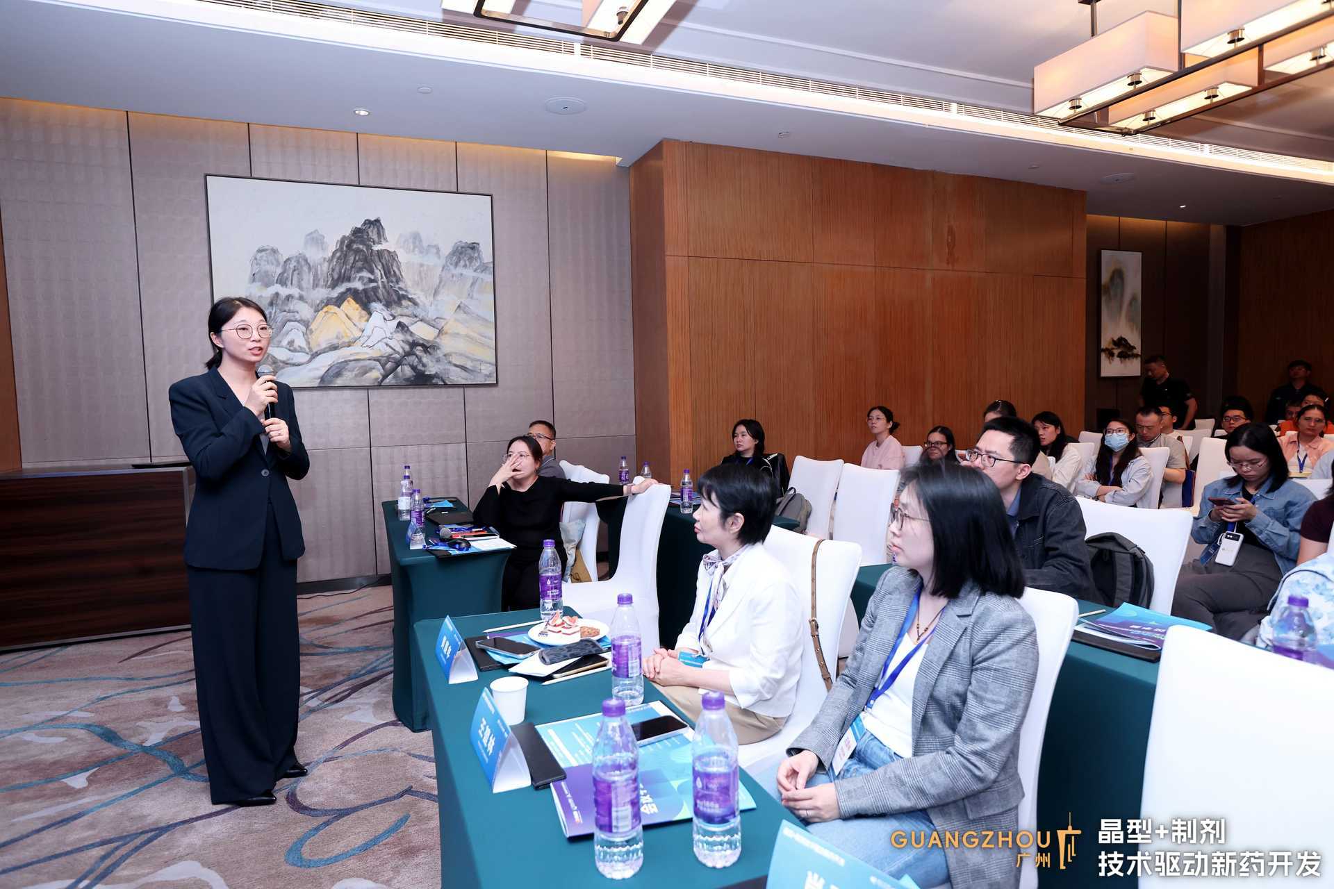 晶型主持人周小玲 晶型主持人周小玲